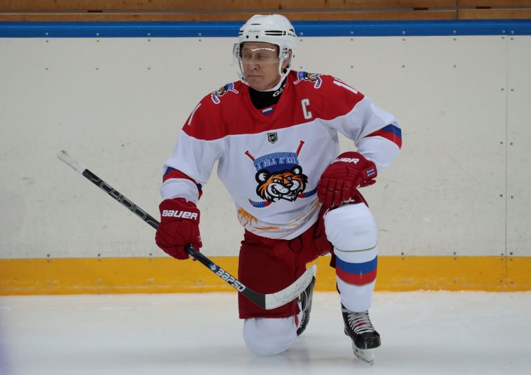 الرئيس الروسي فلاديمير بوتين يمارس تمارين الإحماء قبل المباراة