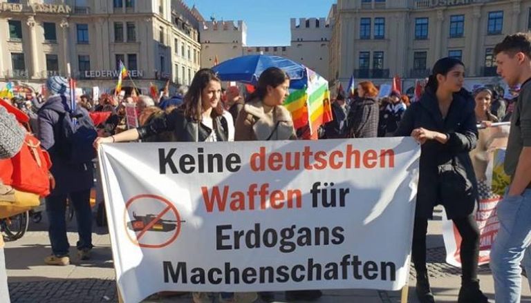 جانب من المظاهرات أمام مؤتمر ميونيخ للأمن لوقف بيع الأسلحة لتركيا - دويتش فيله