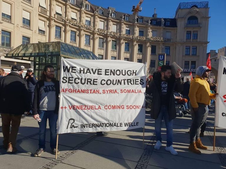 صور حصرية لـ DW عربية من مؤتمر الأمن في ميونيخ جانب من المظاهرات أمام مؤتمر ميونيخ للأمن لوقف بيع الأسلحة لتركيا - دويتش فيله