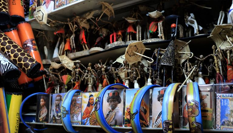  إثيوبيا مصغرة بمتاجر التحف والهدايا التذكارية 