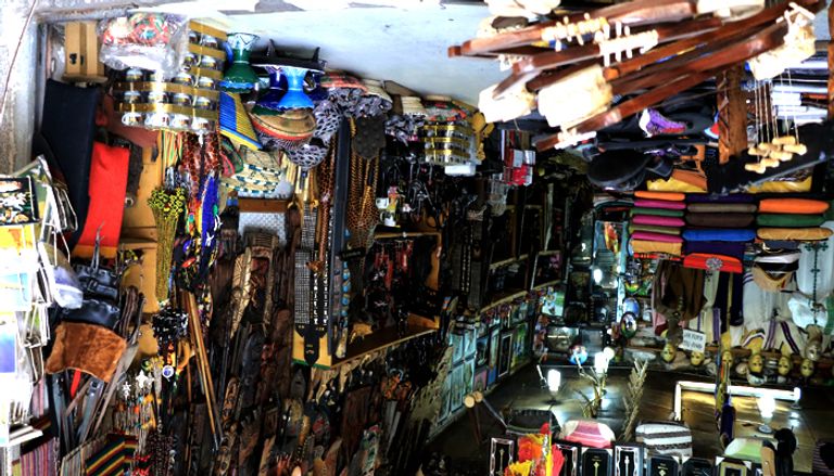  إثيوبيا مصغرة بمتاجر التحف والهدايا التذكارية 