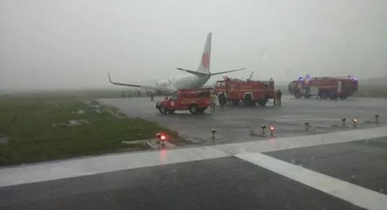 انحراف طائرة عن مدرج بمطار في إندونيسيا