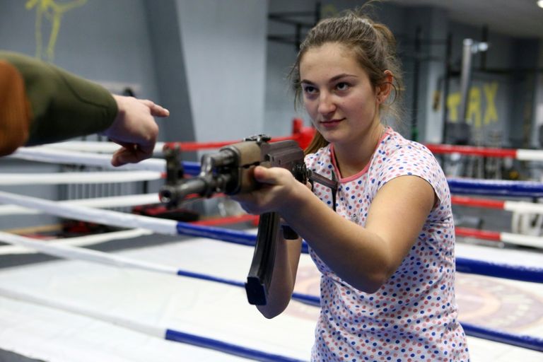 النساء يتدربن على القتال في أوكرانيا