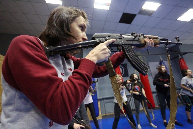 النساء يتدربن على القتال في أوكرانيا