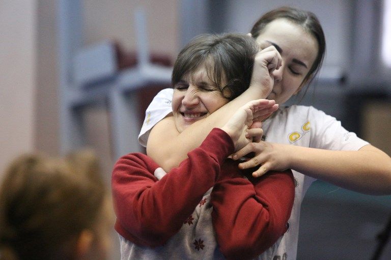 النساء يتدربن على القتال في أوكرانيا