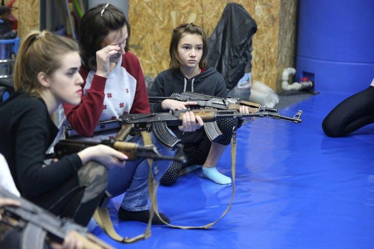 النساء يتدربن على القتال في أوكرانيا