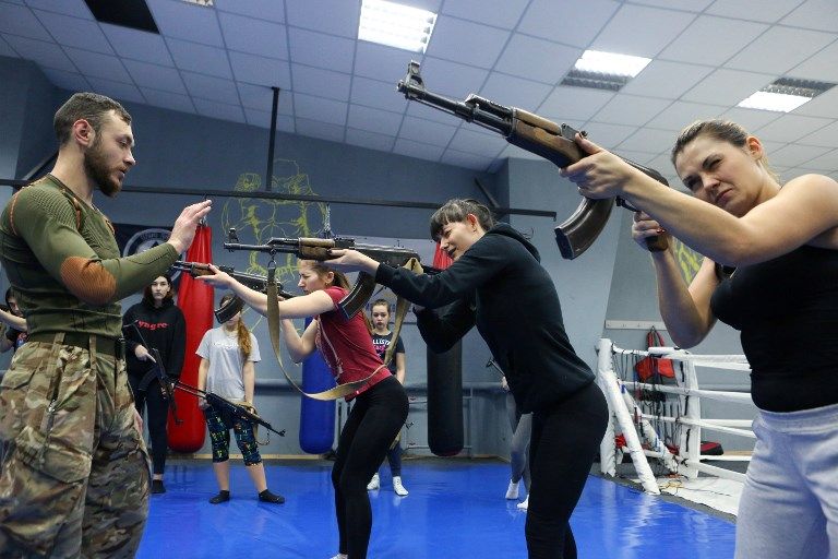 النساء يتدربن على القتال في أوكرانيا
