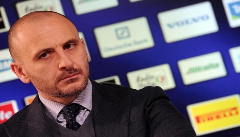 بييرو أوسيليو المدير الرياضي لإنتر ميلان الإيطالي ماورو إيكاردي قائد إنتر ميلان