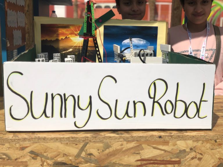 الطالبات المشاركات في برنامج المفكرين هند وحلا وحنين