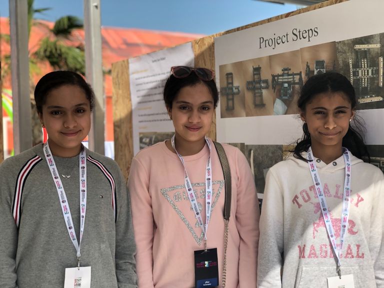 الطالبات المشاركات في برنامج المفكرين هند وحلا وحنين