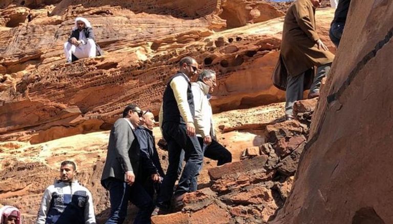 وزير الآثار المصري يصعد لمعبد ارتفاعه 850 مترا ويدعو لسياحة المغامرة