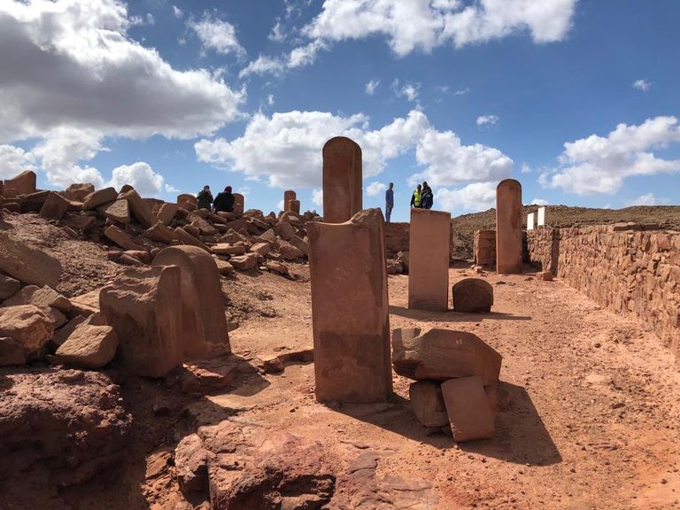 وزير الآثار المصري يصعد لمعبد ارتفاعه 850 مترا ويدعو لسياحة المغامرة