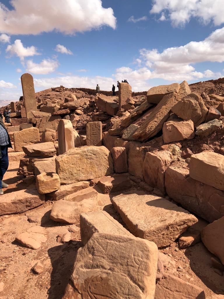 وزير الآثار المصري يصعد لمعبد ارتفاعه 850 مترا ويدعو لسياحة المغامرة