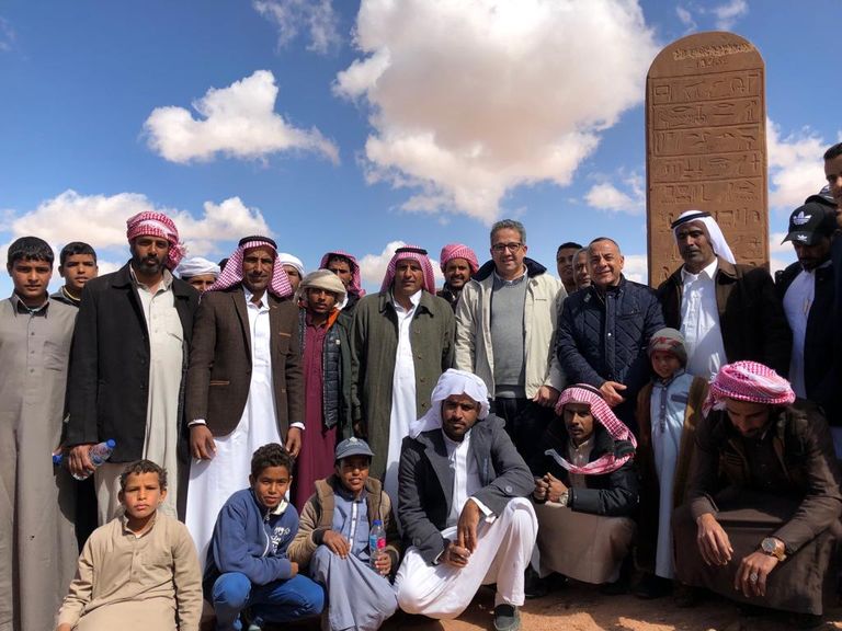 وزير الآثار المصري يصعد لمعبد ارتفاعه 850 مترا ويدعو لسياحة المغامرة