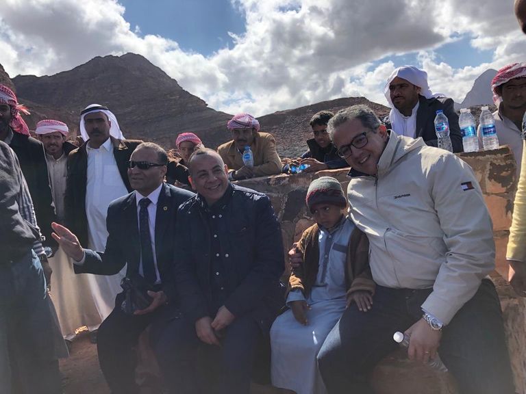 وزير الآثار المصري يصعد لمعبد ارتفاعه 850 مترا ويدعو لسياحة المغامرة