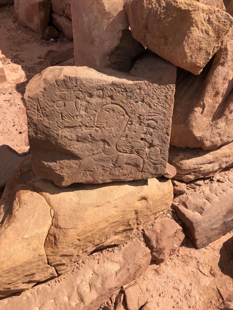 وزير الآثار المصري يصعد لمعبد ارتفاعه 850 مترا ويدعو لسياحة المغامرة