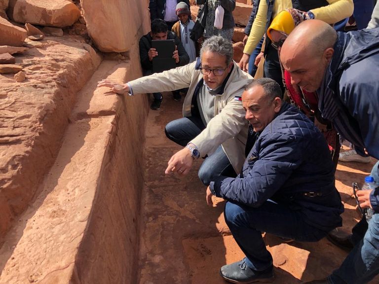 وزير الآثار المصري يصعد لمعبد ارتفاعه 850 مترا ويدعو لسياحة المغامرة