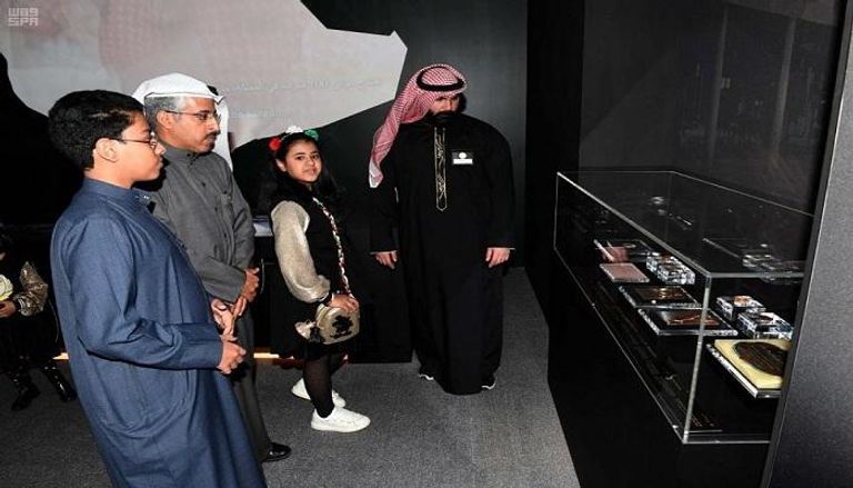 مقتنيات شخصية للملك فهد تستوقف زوار معرض "الفهد روح القيادة" بالكويت