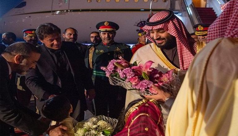 رئيس وزراء باكستان مستقبلا الأمير محمد بن سلمان لدى وصوله إسلام آباد