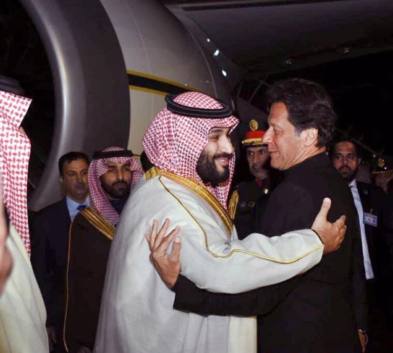 رئيس وزراء باكستان في استقبال الأمير محمد بن سلمان لدى وصوله إسلام آباد