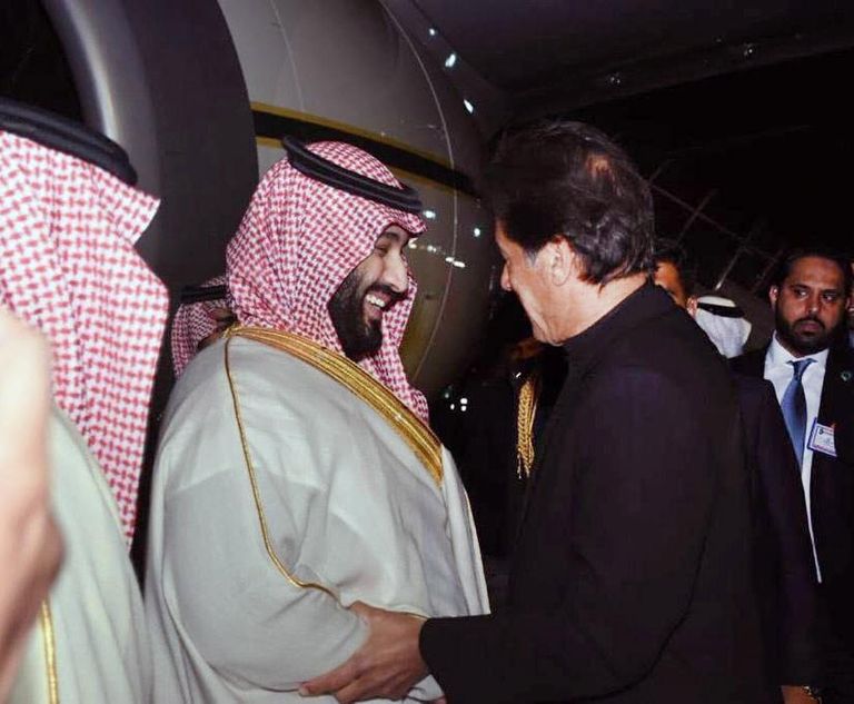 رئيس وزراء باكستان في استقبال الأمير محمد بن سلمان لدى وصوله إسلام آباد