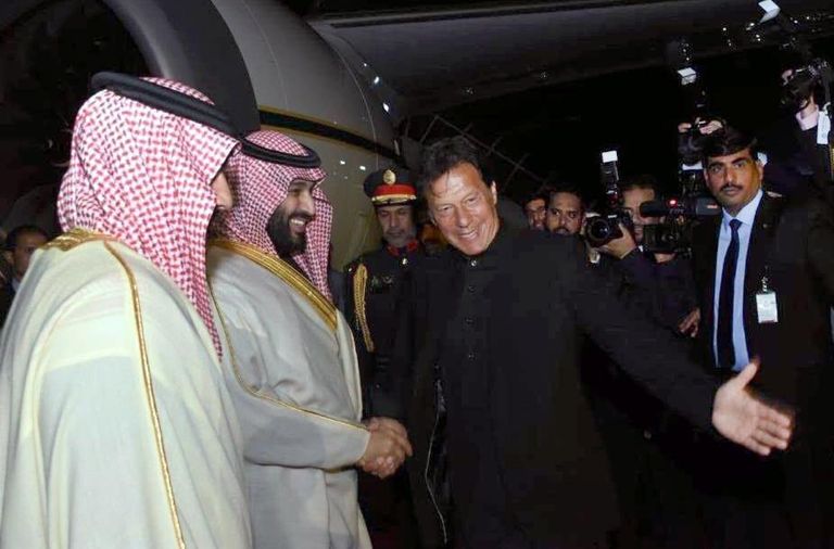 رئيس وزراء باكستان في استقبال الأمير محمد بن سلمان لدى وصوله إسلام آباد