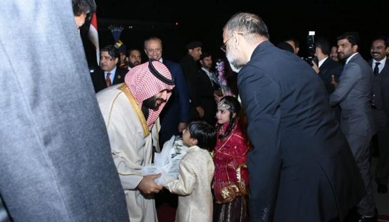 الأمير محمد بن سلمان لدى وصوله إلى باكستان
