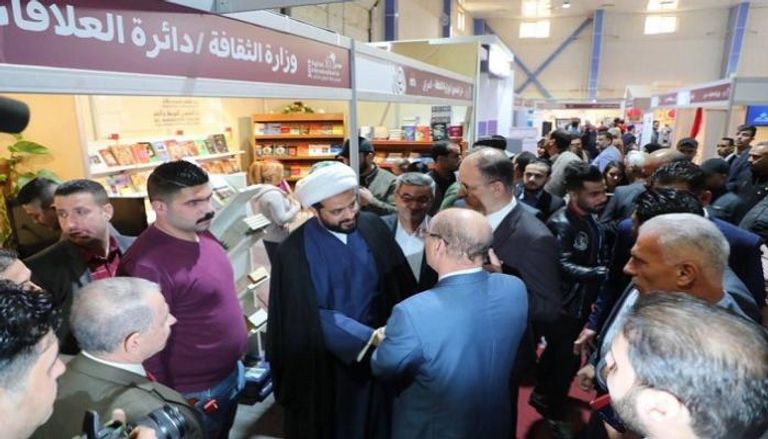 قيس الخزعلي زعيم مليشيات العصائب الإيرانية في معرض بغداد الدولي للكتاب