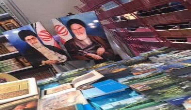 قيس الخزعلي زعيم مليشيات العصائب الإيرانية في معرض بغداد الدولي للكتاب