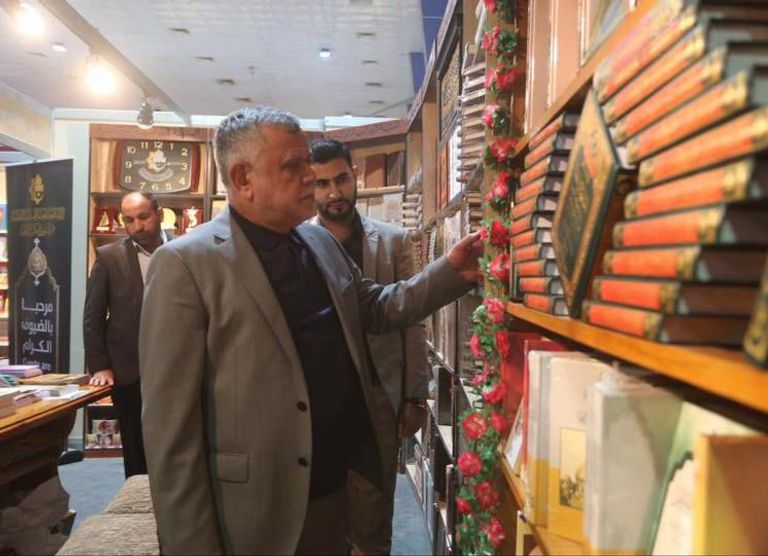 قيس الخزعلي زعيم مليشيات العصائب الإيرانية في معرض بغداد الدولي للكتاب