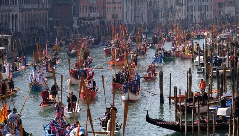 قراصنة وأميرات يحتلون مدينة البندقية الإيطالية