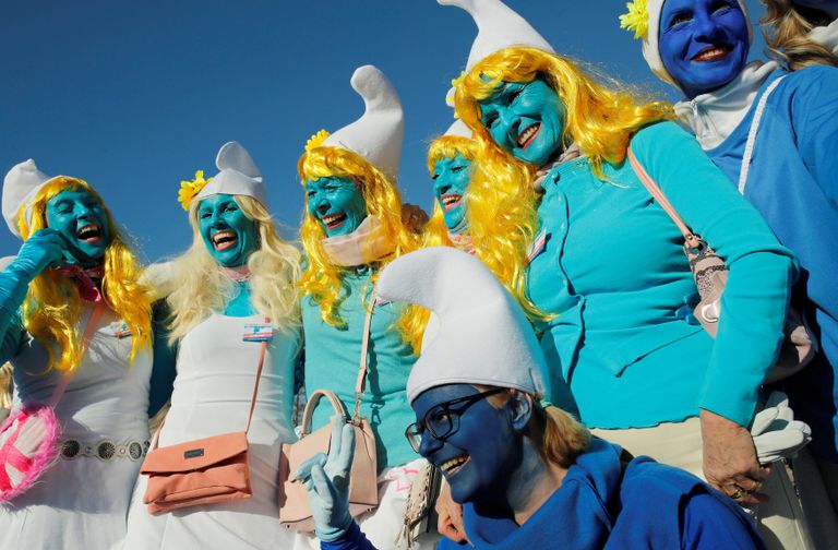 المشاركون المتنكرون على هيئة أشهر الشخصيات في عالم السنافر الخيالي