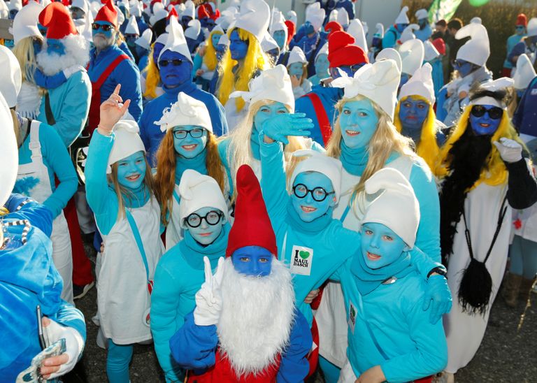 المشاركون المتنكرون على هيئة أشهر الشخصيات في عالم السنافر الخيالي