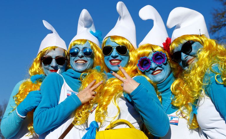 المشاركون المتنكرون على هيئة أشهر الشخصيات في عالم السنافر الخيالي