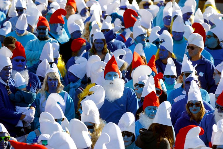 المشاركون المتنكرون على هيئة أشهر الشخصيات في عالم السنافر الخيالي