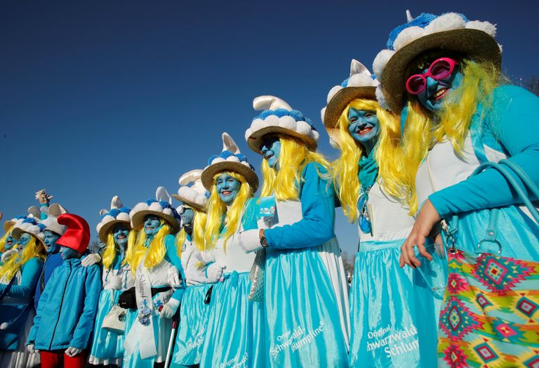 المشاركون المتنكرون على هيئة أشهر الشخصيات في عالم السنافر الخيالي