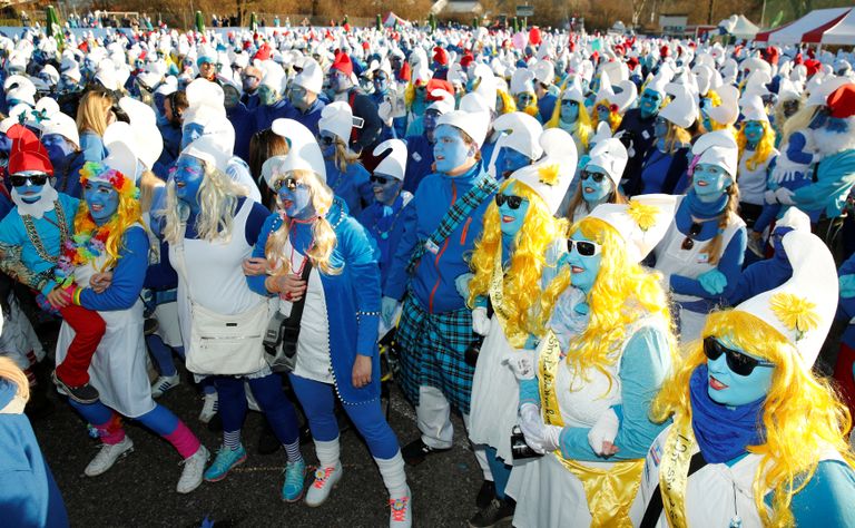 المشاركون المتنكرون على هيئة أشهر الشخصيات في عالم السنافر الخيالي