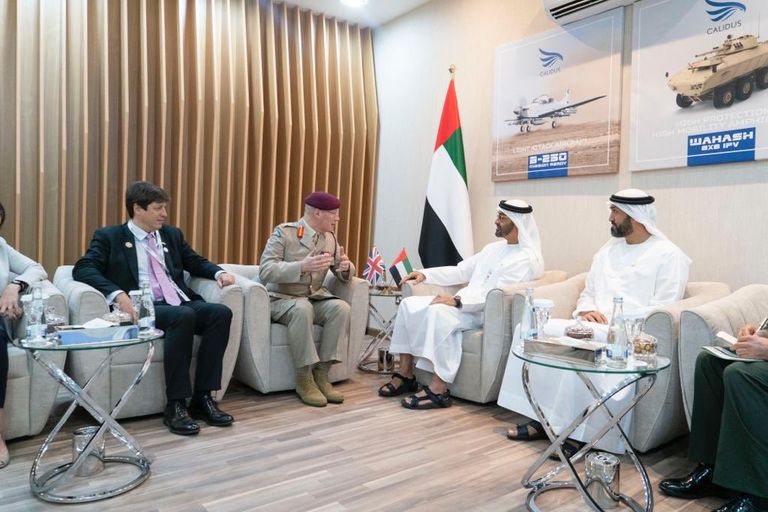 الشيخ محمد بن زايد يلتقي رؤساء الوفود المشاركة في أيدكس