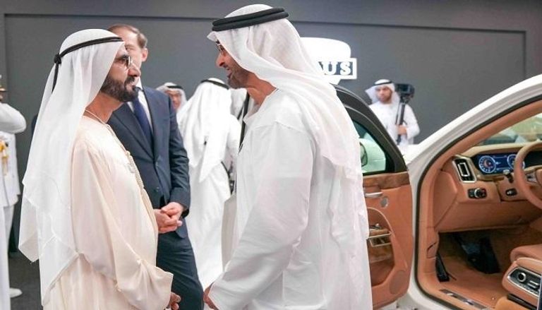 الشيخ محمد بن راشد والشيخ محمد بن زايد يتفقدان سيارة الرئاسة الروسية