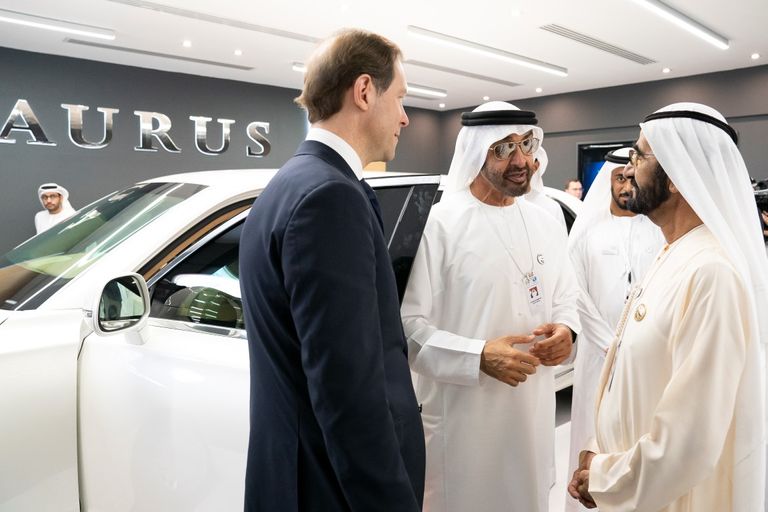 الشيخ محمد بن راشد والشيخ محمد بن زايد يتفقدان سيارة الرئاسة الروسية
