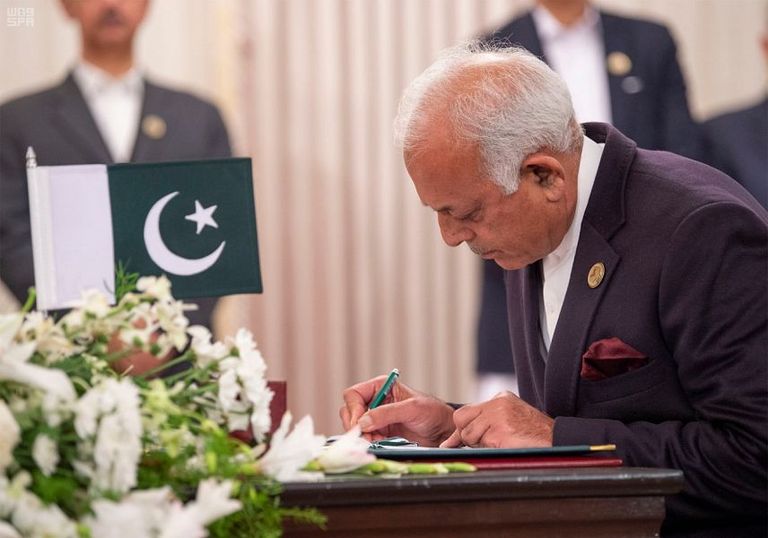 الأمير محمد بن سلمان ولي العهد السعودي وعمران خان رئيس وزراء باكستان