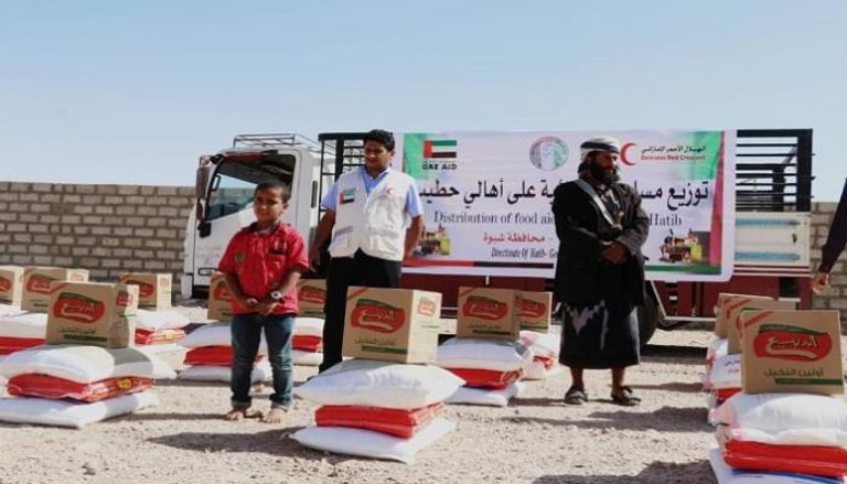 الهلال الأحمر الإماراتي يقدم مساعدات غذائية لأهالي حطيب في اليمن