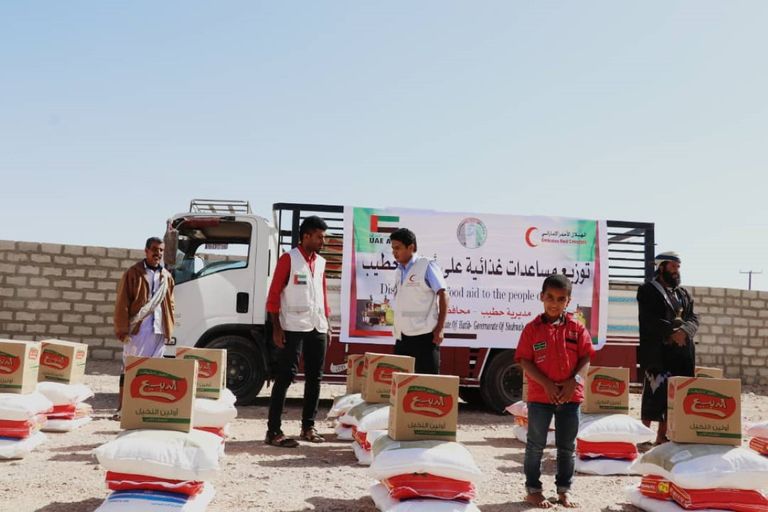 الهلال الأحمر الإماراتي يقدم مساعدات غذائية لأهالي حطيب في اليمن