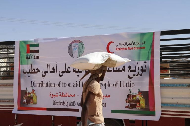 الهلال الأحمر الإماراتي يقدم مساعدات غذائية لأهالي حطيب في اليمن