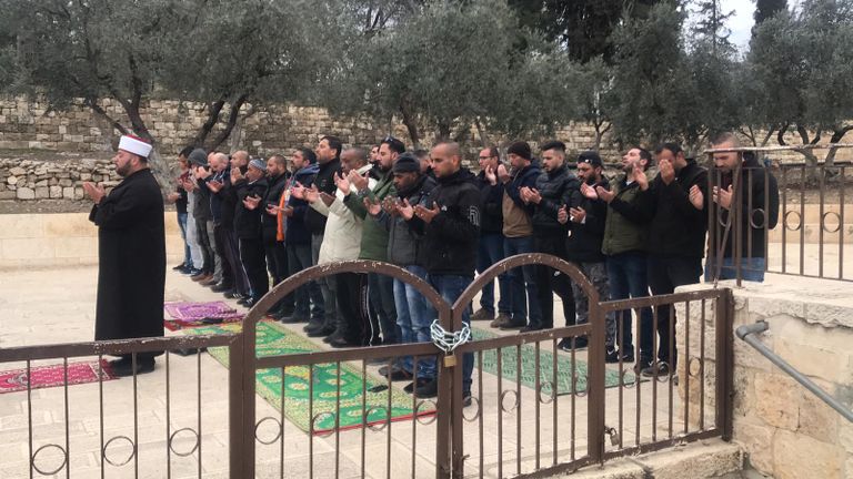 السلاسل الحديدية على المدخل