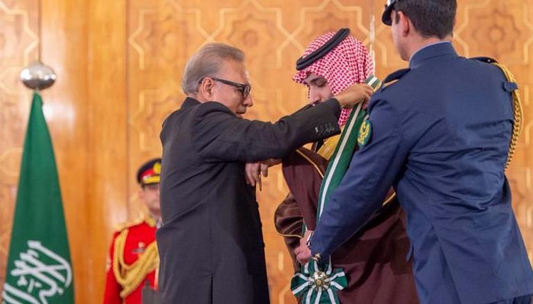 الرئيس الباكستاني خلال تقليد الأمير محمد بن سلمان أعلى وسام مدني 