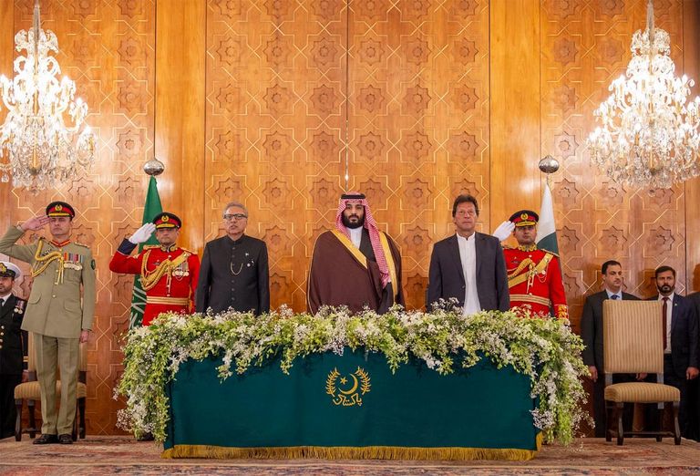 الرئيس الباكستاني خلال تقليد الأمير محمد بن سلمان أعلى وسام مدني