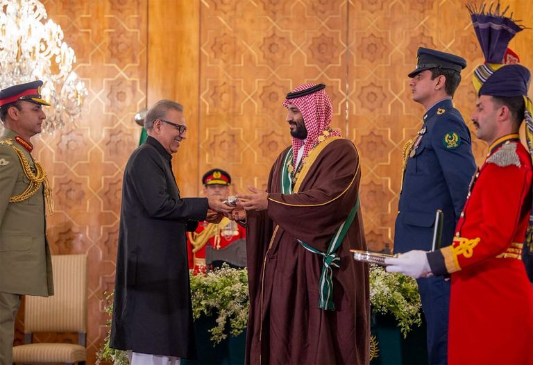 الرئيس الباكستاني خلال تقليد الأمير محمد بن سلمان أعلى وسام مدني