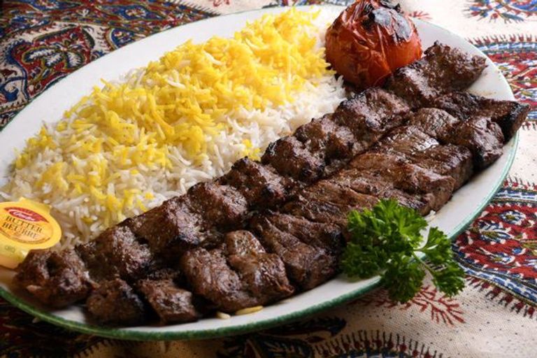 طبق الكباب المدقوق الرائج شعبيا في إيران طبق الكباب الإيراني الرائج شعبيا - أرشيفية