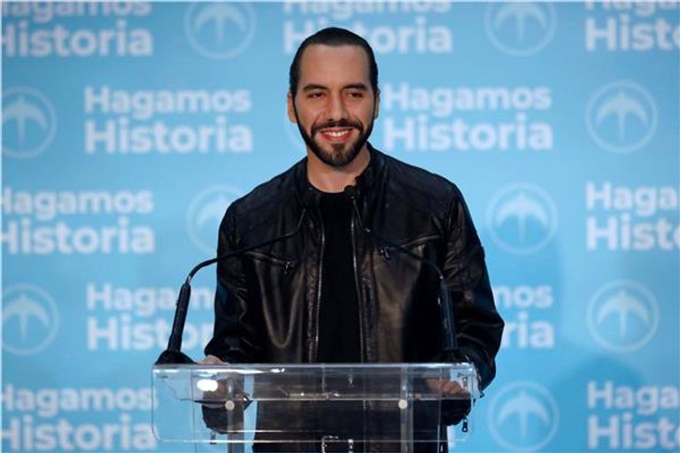 ناييب بوكيلي وسط مؤيديه- رويترز